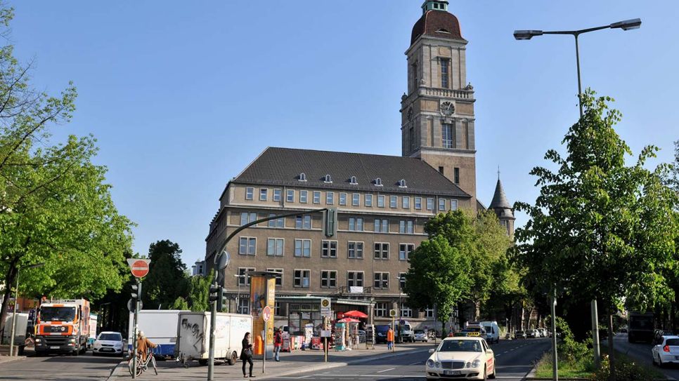 Breslauer Platz mit Rathaus Schöneberg (Bild: imago stock&people)
